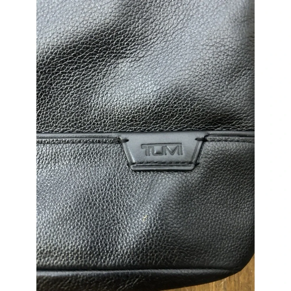 Tumi Harrison Seneca Slim Black Leather 15